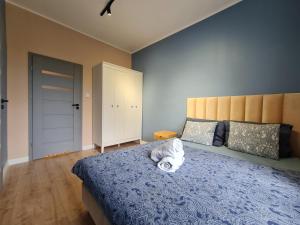 una camera con letto e piumone blu di Perfect Stay - "Apartament Zamkowy" FREE PARKING a Toruń