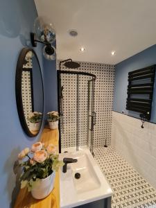 Kúpeľňa v ubytovaní Perfect Stay - "Apartament Zamkowy" - parking place