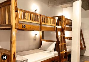 ein paar Etagenbetten in einem Zimmer in der Unterkunft BAAN650 Hostel in Ban Kohong