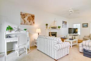 un salon avec un canapé et une table dans l'établissement Nautical Family Home with Deck, Near Bethany Beach!, à Frankford