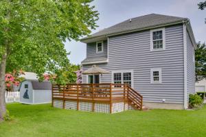 une maison avec une grande terrasse en bois dans la cour dans l'établissement Nautical Family Home with Deck, Near Bethany Beach!, à Frankford