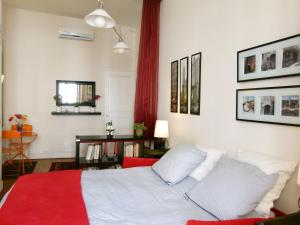 ein Schlafzimmer mit einem weißen Bett und einem roten Teppich in der Unterkunft Perrache Sainte Blandine in Lyon