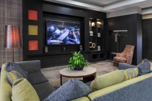 a living room with a couch and a tv at Courtyard Fort Worth West at Cityview in Fort Worth
