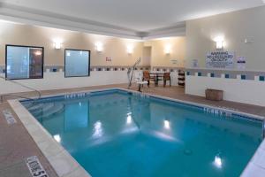 ein großer Pool in einem Hotelzimmer in der Unterkunft Courtyard Fort Worth West at Cityview in Fort Worth