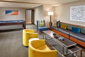 un soggiorno con divano e tavolo da biliardo di Homewood Suites by Hilton San Diego Mission Valley/Zoo a San Diego