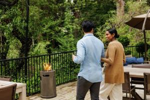 un hombre y una mujer caminando por un cubo de basura en The Inn at Saratoga, Tapestry Collection by Hilton en Saratoga