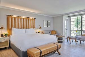 The Inn at Saratoga, Tapestry Collection by Hilton客房内的一张或多张床位