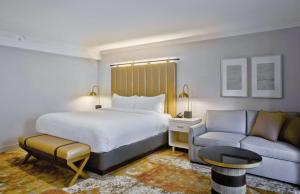 The Inn at Saratoga, Tapestry Collection by Hilton客房内的一张或多张床位