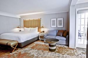 The Inn at Saratoga, Tapestry Collection by Hilton客房内的一张或多张床位