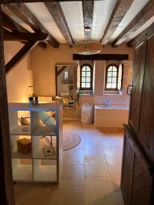 Una sala de estar con una mesa y una cocina. en Gîte de charme-aux portes de Chambord-2h de Paris, en Huisseau-sur-Cosson 12 fotos más