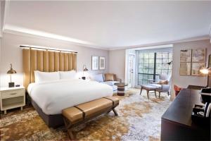 The Inn at Saratoga, Tapestry Collection by Hilton客房内的一张或多张床位