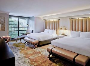 The Inn at Saratoga, Tapestry Collection by Hilton客房内的一张或多张床位