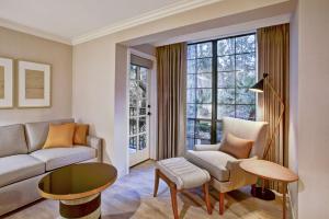 The Inn at Saratoga, Tapestry Collection by Hilton的休息区