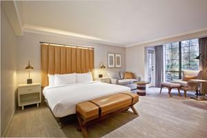 The Inn at Saratoga, Tapestry Collection by Hilton客房内的一张或多张床位