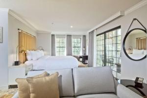 The Inn at Saratoga, Tapestry Collection by Hilton客房内的一张或多张床位