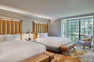 The Inn at Saratoga, Tapestry Collection by Hilton客房内的一张或多张床位