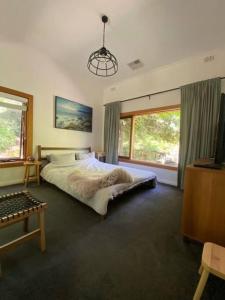 1 dormitorio con cama y ventana grande en The Vine House at Stirling - Spacious 2BRStaycation, en Stirling