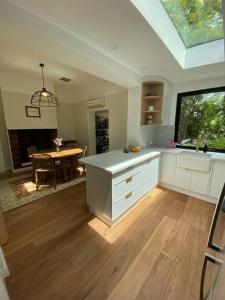 Una cocina o zona de cocina en The Vine House at Stirling - Spacious 2BRStaycation