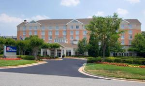 een groot bakstenen gebouw met een oprit bij Hilton Garden Inn Atlanta North/Alpharetta in Alpharetta