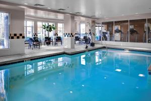 a swimming pool with blue water in a hotel at Hilton Garden Inn Atlanta North/Alpharetta in Alpharetta