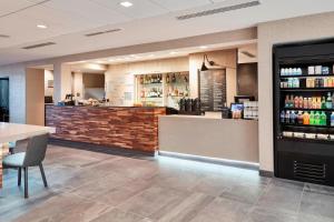 a restaurant with a bar and a counter with drinks at Courtyard Cincinnati Airport South/Florence in Florence