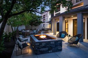 a patio with a fire pit with chairs and tables at Courtyard Cincinnati Airport South/Florence in Florence