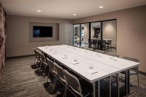 a large conference room with a long table and chairs at Courtyard Cincinnati Airport South/Florence in Florence