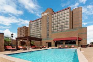 シャーロットにあるHilton Charlotte University Placeのホテルの正面にスイミングプールがあります。