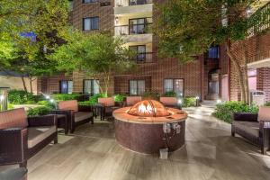a courtyard with a fire pit in front of a building at Courtyard Dallas DFW Airport South/Irving in Irving