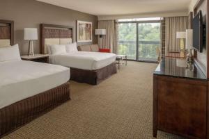a hotel room with two beds and a television at Hilton Bellevue in Bellevue +49 photos