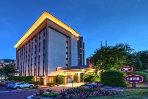 ein Hotelgebäude mit einem Schild davor in der Unterkunft Hampton Inn Atlanta Perimeter Center in Atlanta