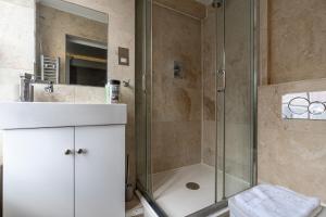 a bathroom with a shower and a sink and a toilet at Elegant 3 bedrooms apartment near Hyde Park & Oxford St in London