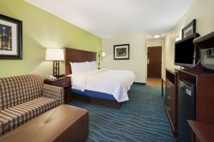 um quarto de hotel com uma cama e um sofá em Hampton Inn Atlanta Perimeter Center em Atlanta