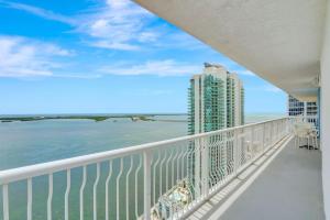 - un balcon avec vue sur l'océan et un grand bâtiment dans l'établissement 3BR Penthouse with European Flair n Amazing Views, à Miami
