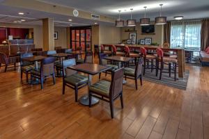 Hampton Inn Raleigh Cary的电视和/或娱乐中心