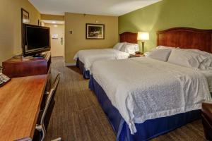 Hampton Inn Raleigh Cary客房内的一张或多张床位