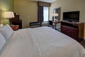 Hampton Inn Raleigh Cary客房内的一张或多张床位