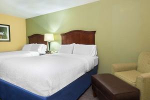 Hampton Inn Raleigh Cary客房内的一张或多张床位