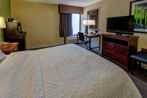 Hampton Inn Raleigh Cary客房内的一张或多张床位