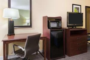 Hampton Inn Raleigh Cary的电视和/或娱乐中心