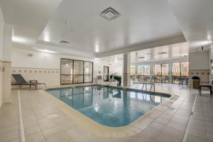 a swimming pool in a large room with at Courtyard Cincinnati North at Union Centre in West Chester