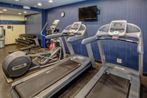 Hampton Inn Raleigh Cary的健身中心和/或健身设施