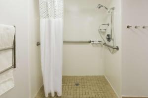 Hampton Inn Raleigh Cary的一间浴室