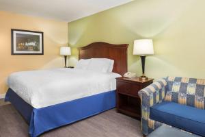 Hampton Inn Raleigh Cary客房内的一张或多张床位