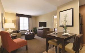 um quarto de hotel com uma área de estar com mesa e cadeiras em Homewood Suites by Hilton Houston - Northwest/CY-FAIR em Houston