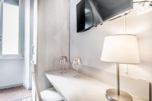 a living room with a table with a lamp and two wine glasses at APARTMENT IN TRASTEVERE in Rome