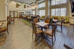 a dining room with tables and chairs in a restaurant at Hampton Inn & Suites Clermont in Clermont