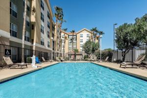 uma piscina num complexo de apartamentos com cadeiras em Homewood Suites Phoenix-Metro Center em Phoenix