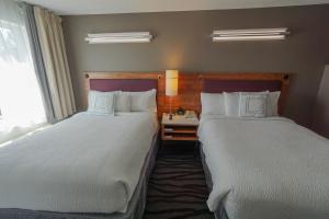 SpringHill Suites by Marriott Savannah Midtown tesisinde bir odada yatak veya yataklar