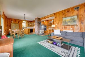 un soggiorno con un divano e un tavolo di Porch and Views Queensbury Three Family Lakehouse a Queensbury